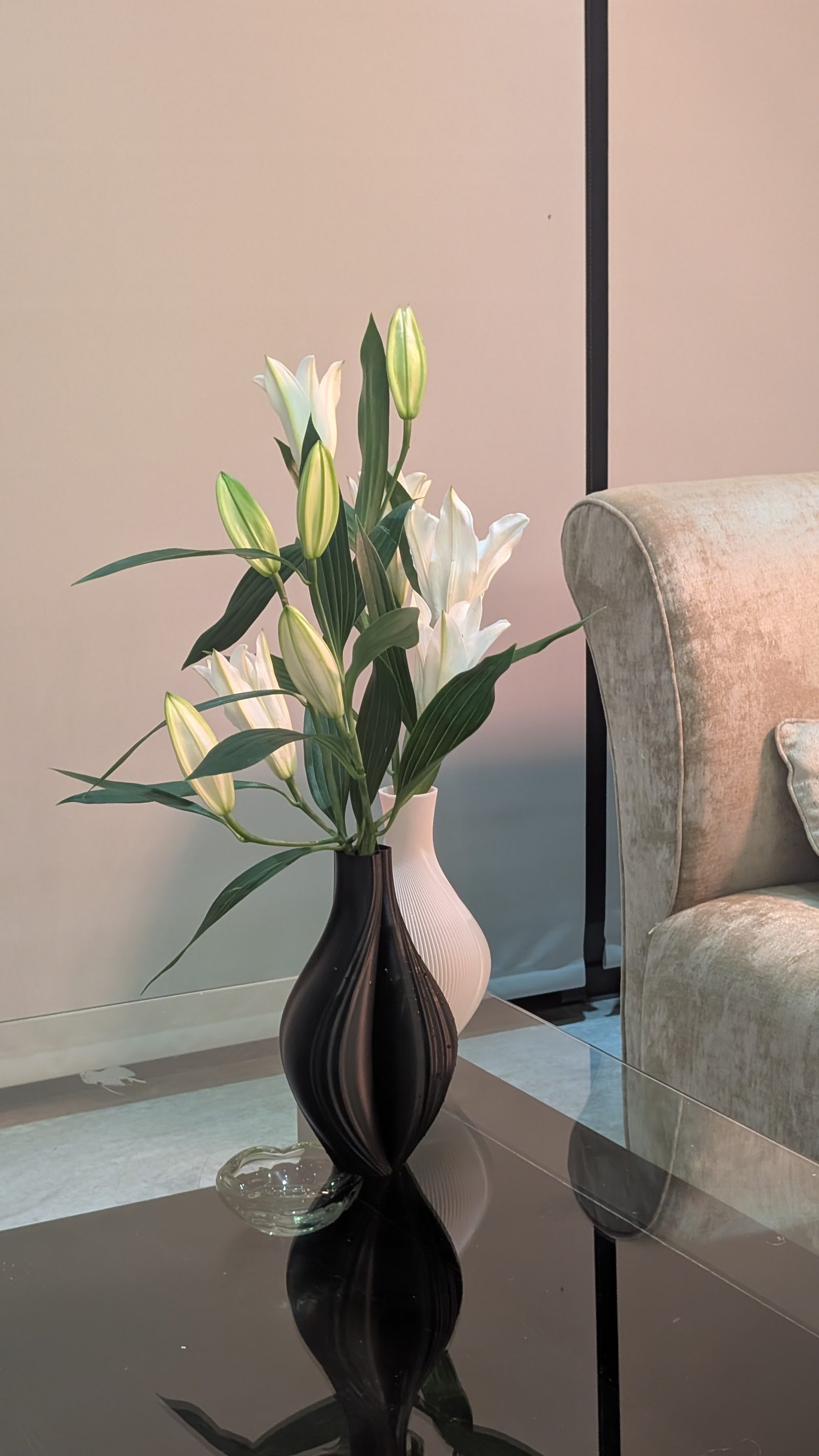 Mode vase — Vase noir, profil vrillé, lys